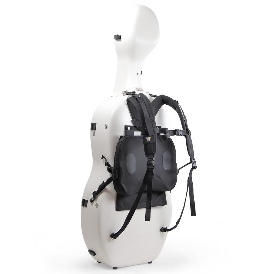 Weißer Cellokasten von hinten mit schwarzen FIEDLER-Tragegurten, Rückenkissen und Notentasche.